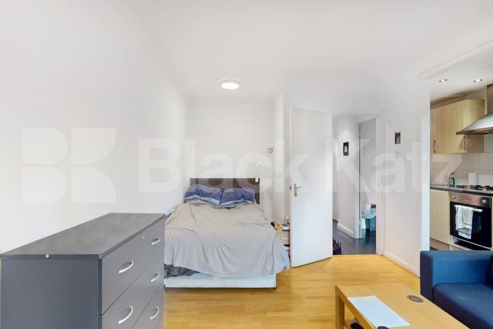 Top floor, double studio with charming balcony  Barlow Street , Elephant And Castle